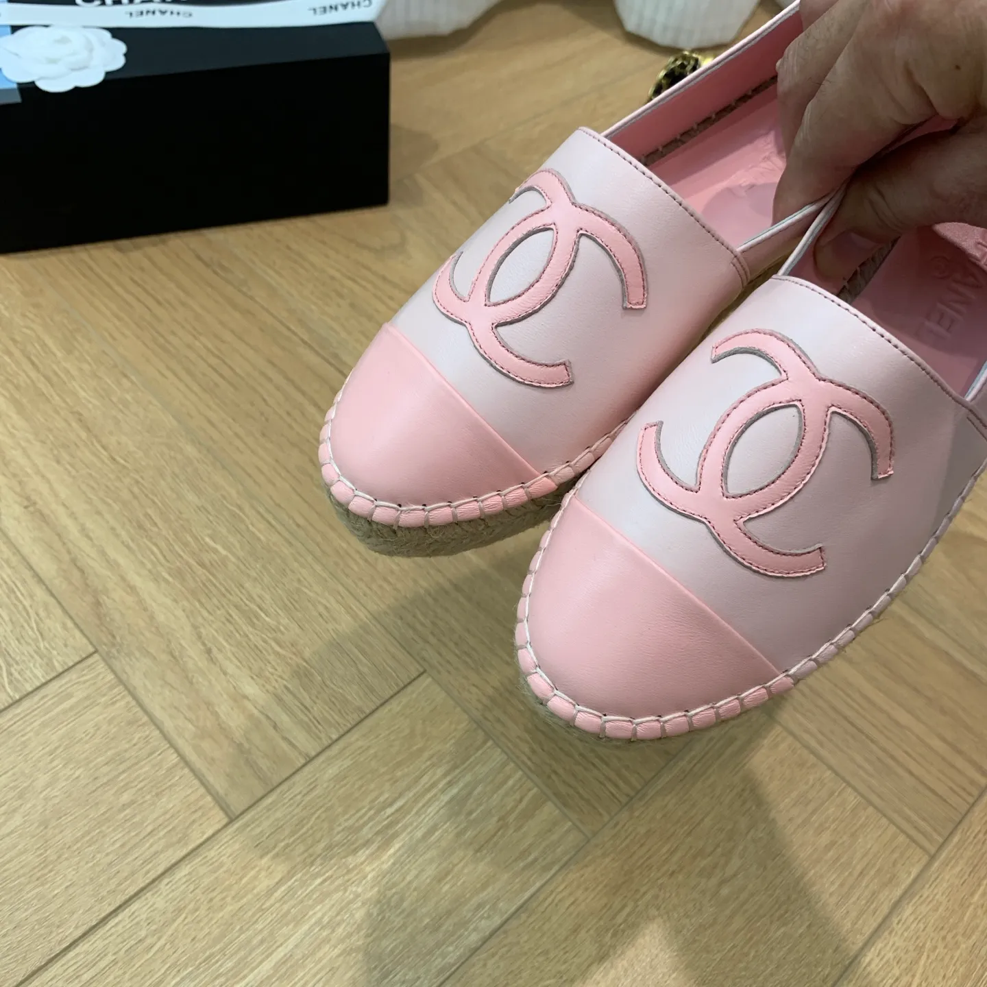 👟👟Ex-factory price 440👟👟 👑New colors are coming ✌️New version of Chanel fisherman shoes is coming❗️Delivered in a full set of top-notch packaging. The quality of my fisherman shoes has not been introduced much, everyone who has had them knows it! The original customized upper, and my outsole is the original translucent outsole, the opaque outsole is the wrong version, full set of authentic packaging ❗️ size: 35-40, running price